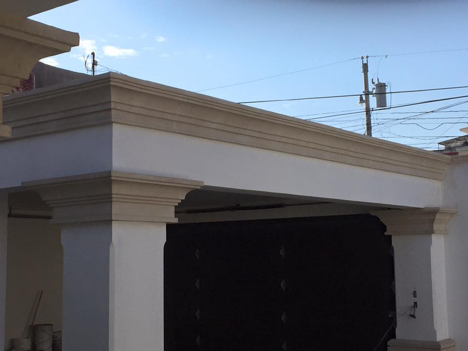 Cornisa en exteriores