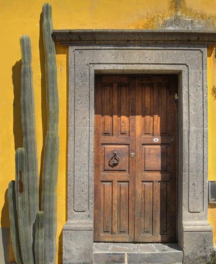 Marco en puerta principal